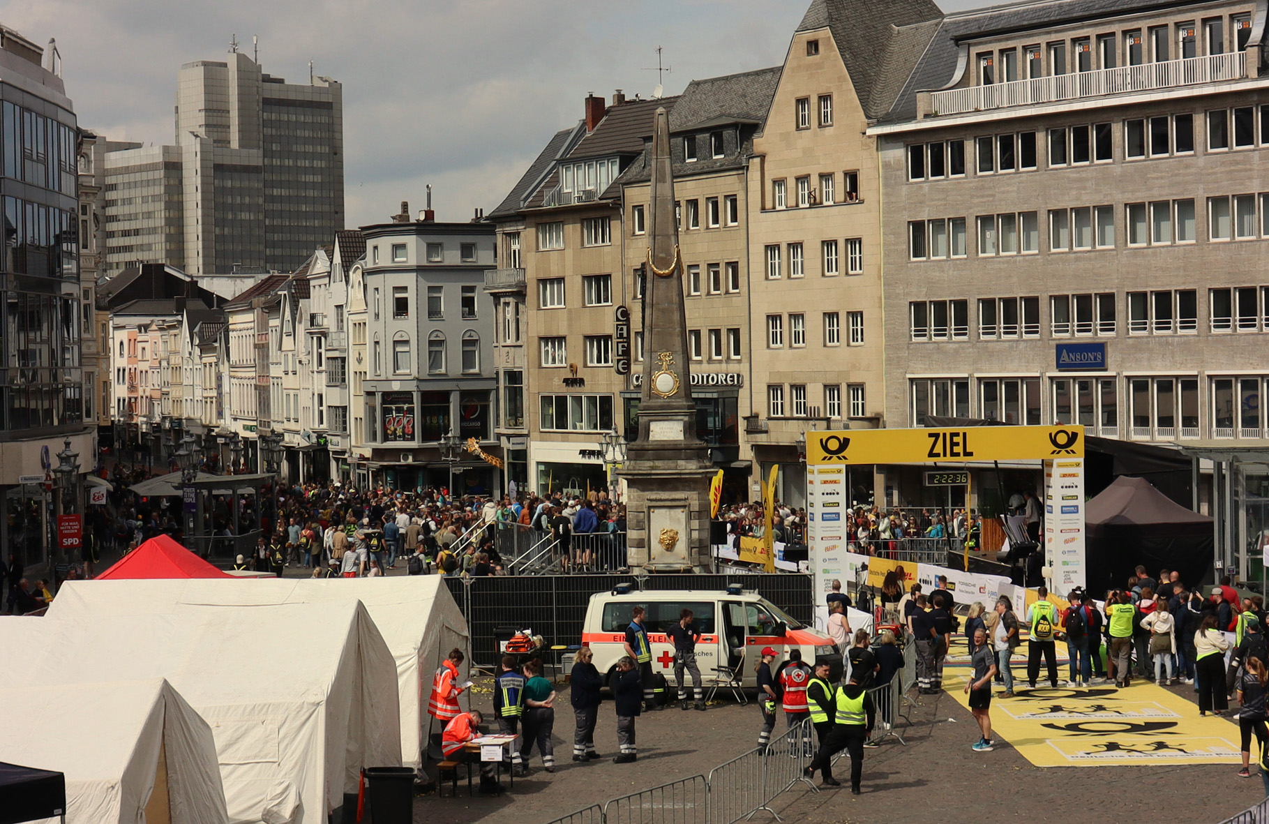 2024_Bonn Marathon_Marktplatz_Giraffe II
