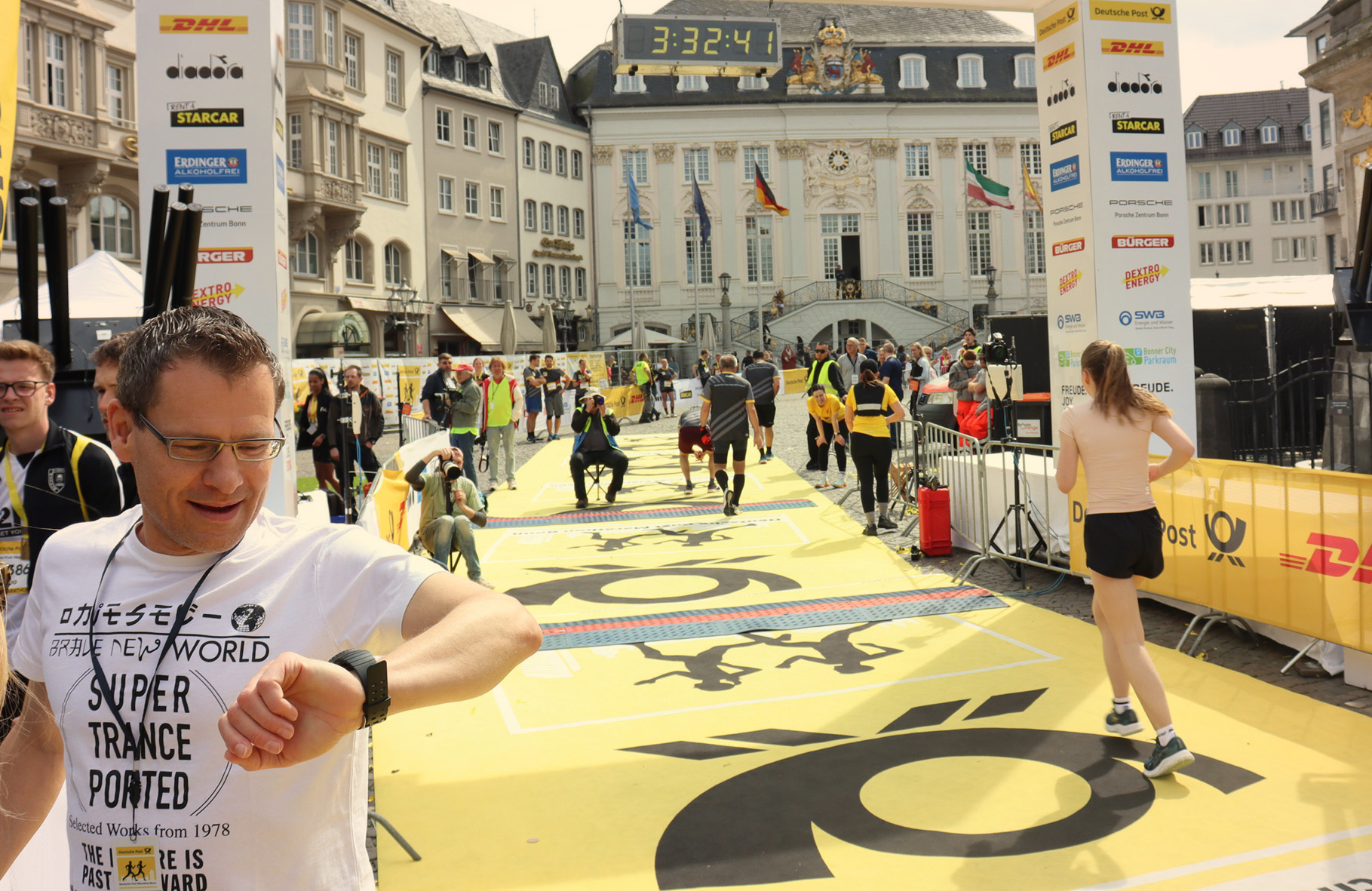 2024_Bonn Marathon_Thomas Dogen prüft Zeit