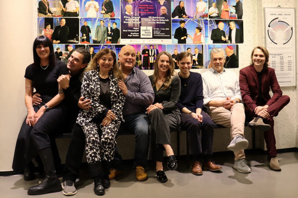 2025-10-21_LoComKultur_CKT-Premiere_Kardinalfehler_Pressefoto_IMG_0848